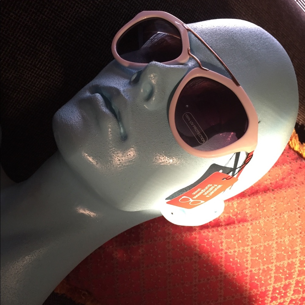 NWT white and silver Women’s Fashion Sunglasses
